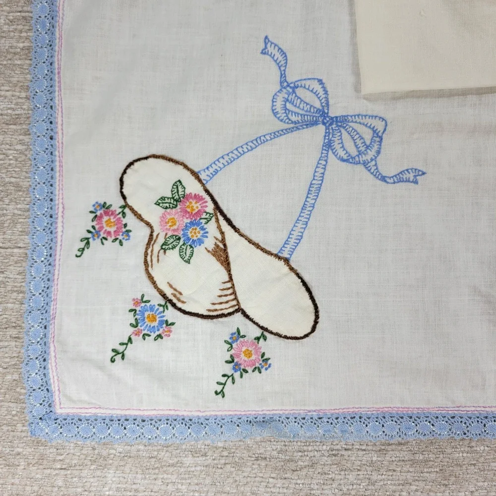 Vintage Embroidered Linen Tablecloth 4 Napkins Floral Hat Blue Lace Handmade Set